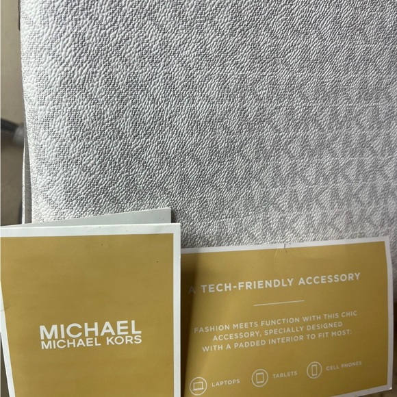 Michael Kors Abby large monogram, tech friendly backpack - Picture 4 of 9